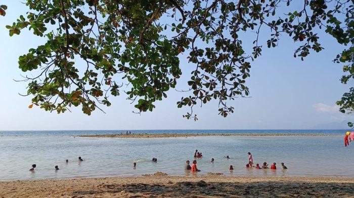 BERMAIN - Anak-anak Maumere saat bermain di Pantai Krokowolon Maumere, Desa Waiara, Kecamatan Kewapante, Sikka, Flores, NTT, Minggu 5 November 2023.