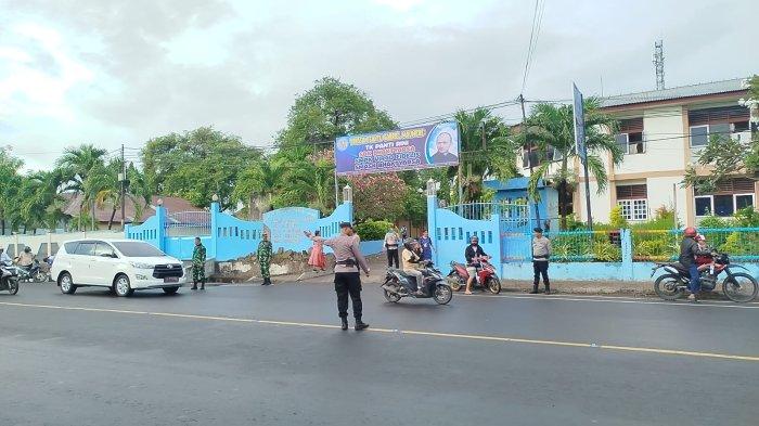 LAKSANAKAN PENGAMANAN - Tampak aparat gabung TNI Polri bersiaga di depan pintu gerbang SMASK Bhaktyarsa, kota Maumere, Kabupaten Sikka, NTT, Selasa pagi (6/5/2025) menjelang kunjungan Wapres Gibran di sekolah itu.