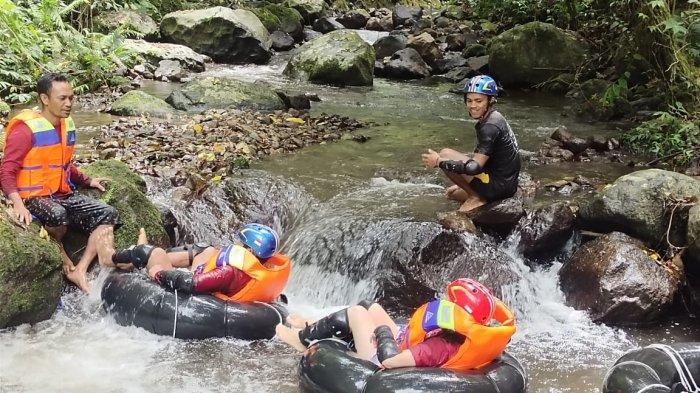 ARUNG JERAM-Keseruan wisatawan saat menjelajah ekowisata arung jeram atau river tubing di Sungai Wae Dingin, Desa Golo Loni, Kecamatan Rana Mese, Manggarai Timur.