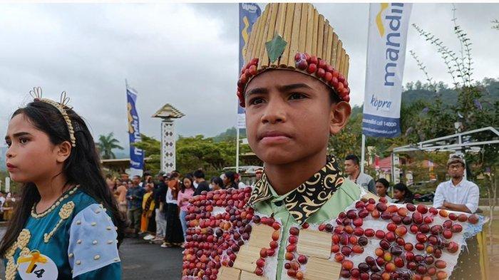 BAJU KOPI - Peserta kenakan busana modifikasi dari Kopi saat Festival Wolobobo Ngada di Bajawa, NTT, Jumat 26 Juli 2024.