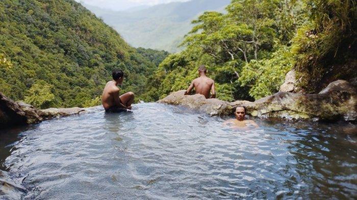 Wisatawan berkunjung ke Desa Wisata Wae Lolos di Kecamatan Sano Nggoang, Kabupaten Manggarai Barat.