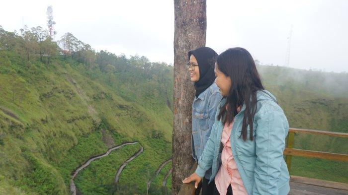 Febi dan Irandha di Bukit Wolobobo, Kabupaten Ngada, Selasa 11 April 2023.