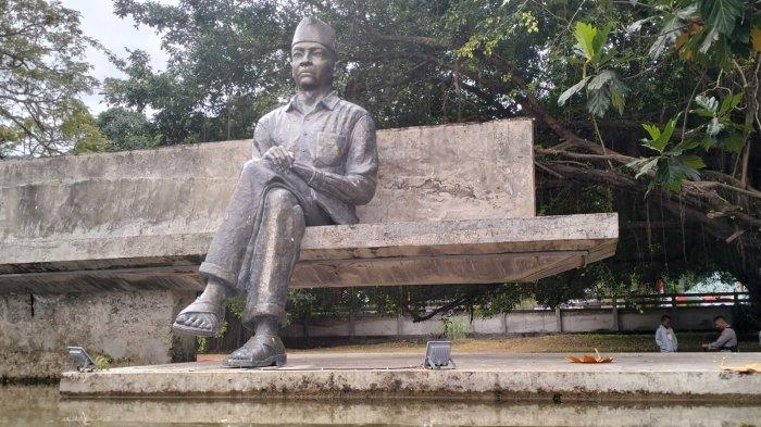 Patung Bung Karno dalam Taman Renungan di Jalan Soekarno Kelurahan Rukun Lima, Kota Ende, Pulau Flores, Kamis 17 Agustus 2023.