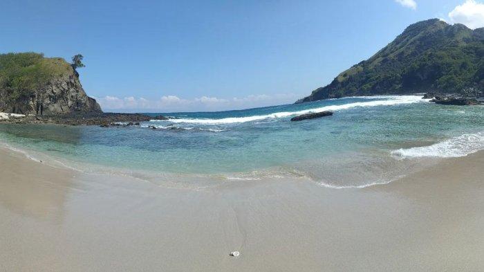 PANTAI KOKA- Tampak gradasi pasir putih dan laut yang hijau tosca di Pantai Koka, Maumere, Flores.