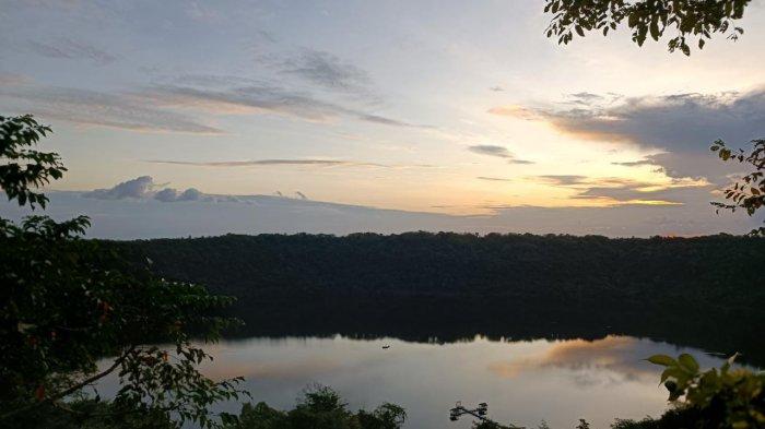 DANAU ASMARA - Danau Asmara yang terletak di Desa Waibao, Kecamatan Tanjung Bunga, Kabupaten Flores Timur, Minggu 26 Juni 2022.