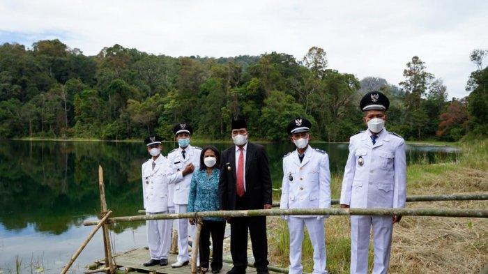 Wakil Bupati Manggarai Timur, Drs Jaghur Stefanus bersama para Kades di Tepi Danau Rana Kulan, Senin 20 September 2021
