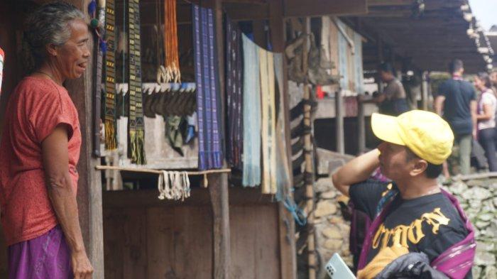 BERCERITA - Daulat Apul Gervasius Naibaho, Kepala Pelni Cabang Maumere bercerita dengan warga saat berkunjung ke Kampung Adat Bena, di Kabupaten Ngada, Sabtu 1 Juli 2023.