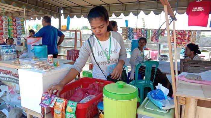 LIPSUS: Siti Warga Ende NTT Mencari Rejeki di Pantai Batu Hijau Flores