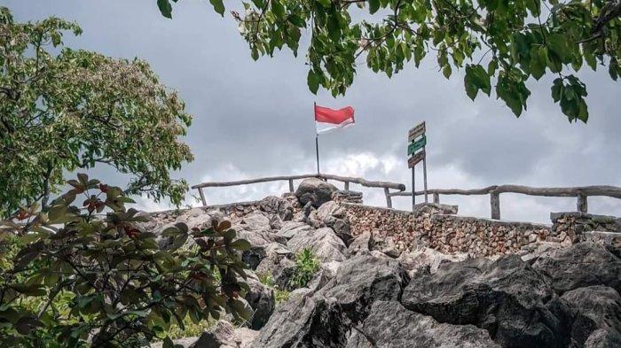 BUKIT- Onggokan batu di Bukit Fatubraun, Amarasi, NTT.