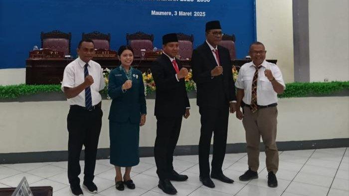 FOTO BERSAMA - Foto bersama Rektor Universitas Nusa Nipa, Dr. Jonas K. G. D. Gobang, S.Fil., M.A., Wakil Rektor 1, Dr. Hendrikus Pedro, S.Fil., M.A Bersama Bupati Sikka, Juventus Prima Yoris Kago didampingi istri dan Wakil Bupati Sikka, Simon Subandi Supriadi di Gedung DPRD Sikka, 3 Maret 2025.