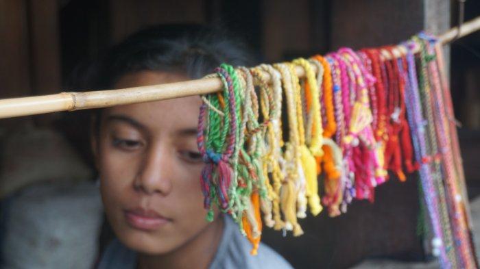Gelang tenun di Kampung Adat Bena, Kabupaten Ngada, Flores, Nusa Tenggara Timur (NTT), Sabtu 1 Juli 2023.