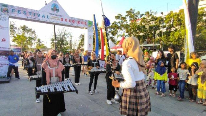 Pertunjukan marching band yang ditampilkan siswa-siswi Madrasah Aliyah Negeri (MAN) Labuan Bajo, saat pembukaan Festival Golo Koe yang diselenggarakan Keuskupan Ruteng dan Pemerintah Kabupaten Manggarai Barat di Waterfront Marina Labuan Bajo. Kamis 10 Agustus 2023.