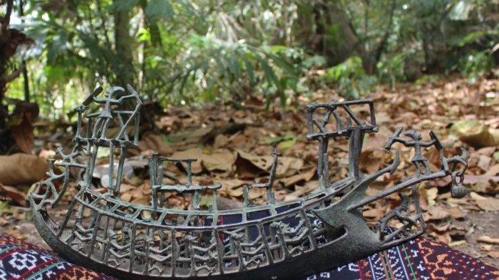 ARTEFAK- Artefak miniatur perahu perunggu yang tersimpan di hutan keramat Kampung Dobo, Kabupaten Sikka, NTT.