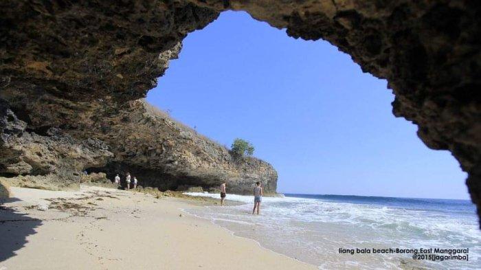PANTAI- Pesona hamparan pasir putih Pantai Liang Mbala Manggarai Timur di Flores, Nusa Tenggara Timur.