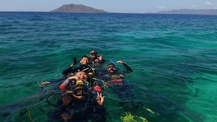 MAUMERE DIVER CENTER- Johanes Saleh dan tim diver sebelum melakukan diving di teluk Maumere, 2022.