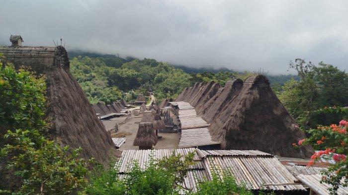 Kampung Bena, daya tarik wisata Desa Tiworiwu, Kecamatan Jerebuu, Kabupaten Ngada, Pulau Flores, NTT. 

