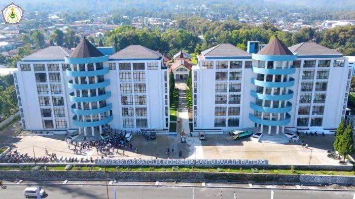 Kampus UNIKA Santo Paulus Ruteng di Kabupaten Manggarai,Pulau Flores. Mahasiswi gadungan ajak keluarga ke wisuda.