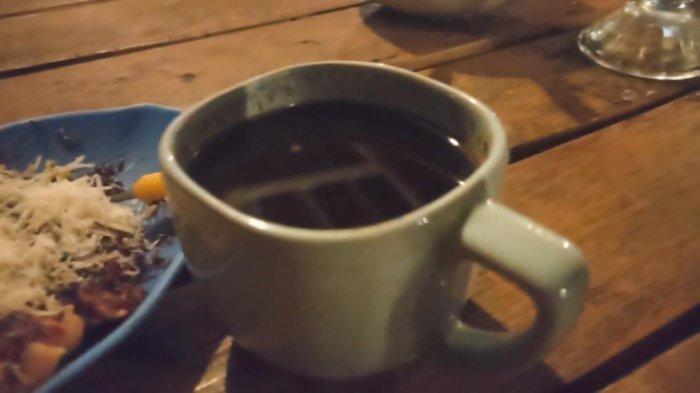 MINUMAN- Segelas kopi hitam di Warkop Layra Beru, Kota Maumere, Kabupaten Sikka.