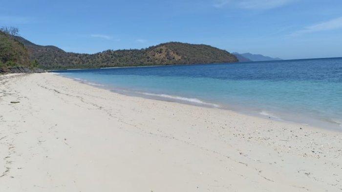 PANTAI PASIR PUTIH- Pantai Pasir putih yang indah. Keindahan pantai pasir putih di Desa Lewomada, Kecamatan Talibura, Kabupaten Sikka, Flores,NTT, Kamis 04 Agustus 2022.