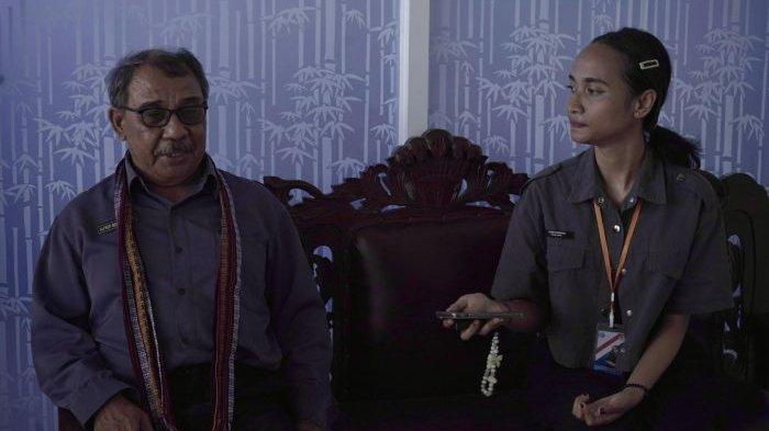 WAWANCARA - Kepala Sekolah SMKN 3 Maumere, Alfrid Berlin Kedoh, S.Pd.,M.Pd diwawancarai oleh Jurnalis Kampus Unipa, Theresia Hertin Dua Rejang pada 20 Februari 2025.