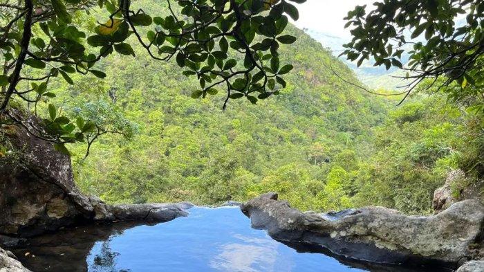 KOLAM- Panorama kolam alami yang berada di atas puncak air terjun Cunca Pilas, Desa Wisata Wae Lolos, Kecamatan Sano Nggoang, Manggarai Barat.