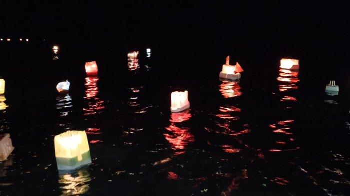 LILIN - Lilin bak Lampion saat misa arwah di Lamalera, Lembata, NTT, Selasa 30 April 2024.