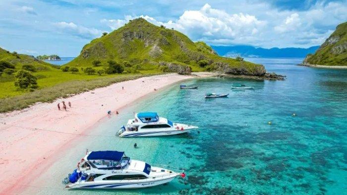 PANTAI PINK LABUAN BAJO - Long Pink Beach yang tersohor dengan pasirnya yang berwarna pink di Labuan Bajo, NTT.