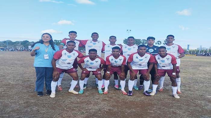 PEMAIN BINTANG TIMUR - Manajer dan pemain Bintang Timur Atambua saat pose bersama di El Tari Memorial Cup, Agustus 2023.