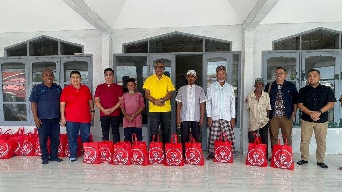 Komunitas Tionghoa Maumere menggelar Baksos di Masjid Beru, Kota Maumere, 26 Januari 2024.