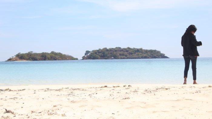 Suzana Wanda (25) sedang menikmati keindahan wisata Pasir Timbul Meko di Desa Pledo, Kecamatan Witihama, Pulau Adonara, Kabupaten Flores Timur, Jumat 2 Juni 2023.