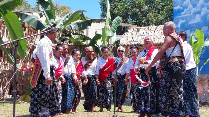 MENARI - Penari Togo Pare dari Sanggar Ganing Pani saat menari di Festival Toja Me Lela, Kabupaten Sikka, Flores, NTT, Jumat 25 Agustus 2023.
