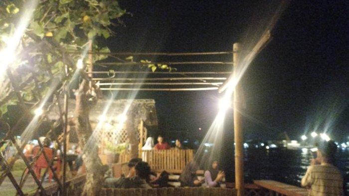 TEMPAT KULINER- Warkop Layra, di Kelurahan Beru, Kecamatan Alok Timur, Kabupaten Sikka.