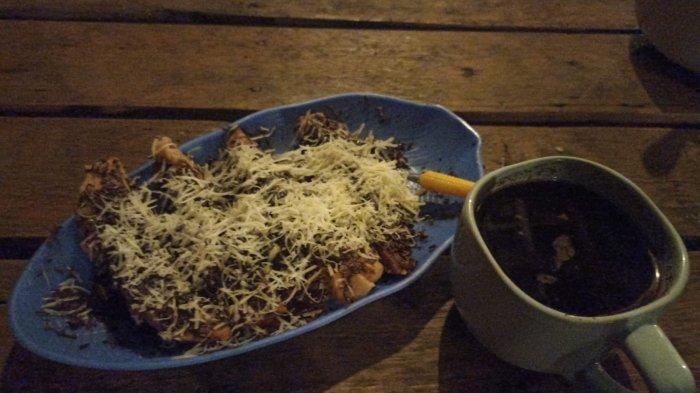 TEMPAT KULINER- Warkop Layra, di Kelurahan Beru, Kecamatan Alok Timur, Kabupaten Sikka.