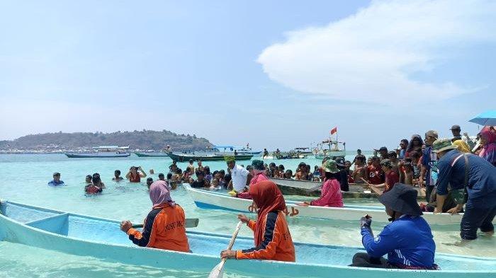 PESTA LAUT - Atraksi ibu-ibu saat lomba dayung di Pulau Anano merayakan pesta nelayan dalam Pemana Bahari Festival 2023, Sabtu 25 Noveber 2023.