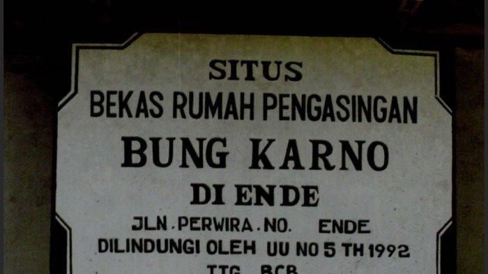 SITUS- Papan nama bertuliskan Situs Bekas Rumah Pengasingan Bung Karno di Ende.