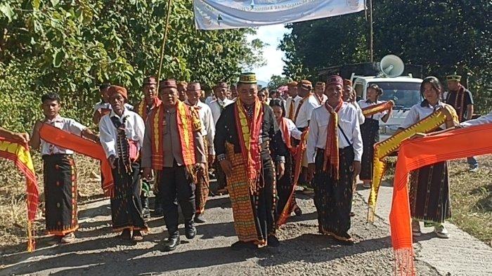 PARADE SELENDANG LEROS---Parada selendang Leros pada pembukaan Festival Pantai Ligota Tahun 2025 di Manggarai Timur, NTT.