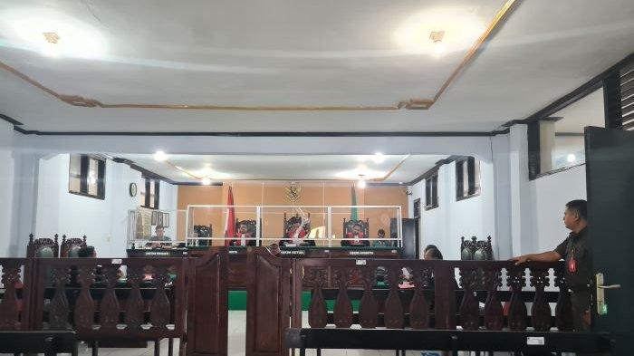 Persidangan caleg Damu Damianus yang diadili di Kejaksaan Negeri Manggarai dan resmi divonis pada Selasa (5/3/2024) karena menggunakan mobil dinas untuk berkampanye
