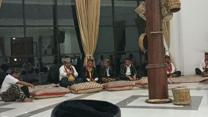 Ayam Merah dan Babi Jantan Dipersembahkan dalam Ritual Penti 15 Tahun ...