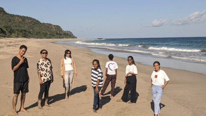 DESTINASI- Para pengunjung sedang menikmati keindahan Pantai Kokang, Desa Ojan Detun, Kecamatan Wulanggitang, Kabupaten Flores Timur. Destinasi wisata Pantai Kokan menawarkan keindahan pesisir selatan Pulau Flores, NTT.