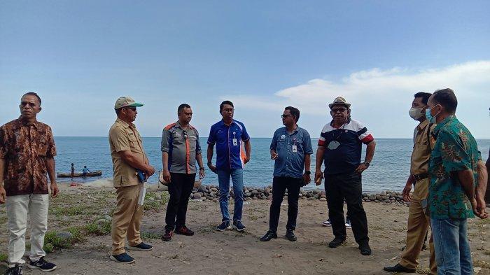Bupati Manggarai Timur, Agas Andreas, SH.,M.Hum, bersama pimpinan Bank NTT memantau Pantai Ligota di Kecamatan Borong, Selasa 9 November 2021.