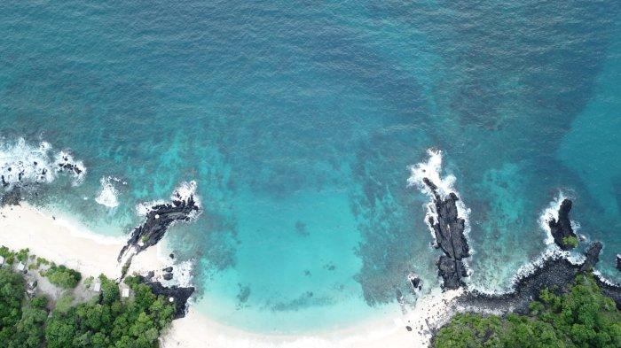 PANTAI- Pesona Pantai Watotena, Pulau Adonara, Kabupaten Flores Timur.