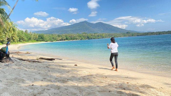 WISATA FLORES - Keindahan alam wisata di Pantai Lato, Desa Watowara, Kecamatan Titehena, Flores Timur, Sabtu (7/6/2025).