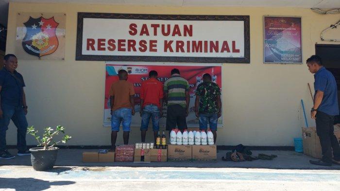 DIAMANKAN -Para terduga pelaku penyelundupan beserta barang bukti pasca diamankan oleh pihak kepolisian, Selasa, 5 Desember 2023.