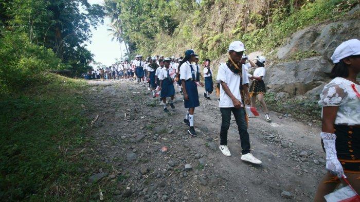 PAWAI - Pelajar Woloede saat meriahkan HUT ke 79 RI di Jalan Rusak, Nagekeo, Flores, NTT, Sabtu 17 Agustus 2024.