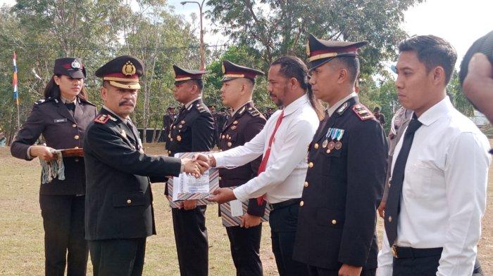 Kapolres dan Bupati Belu Beri Reward Bagi Anggota Polri dan Satgas ...