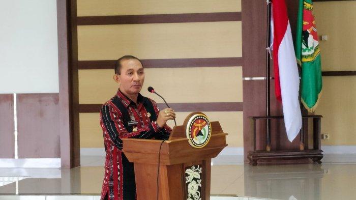 Penjabat Bupati Sikka, Adrianus Firminus Parera, S.E, M.Si saat launching serempak pengadaan barang dan jasa di Sikka Tahun 2024.