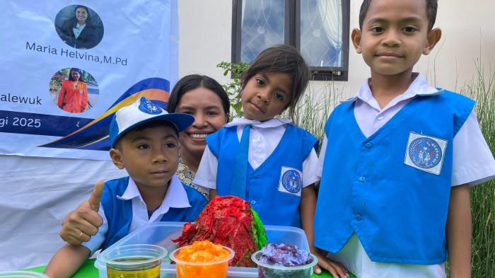 Permainan Sains Ramah Anak di TPA St. Giulia Salzano School Maumere bersama Tim PKM Unipa.