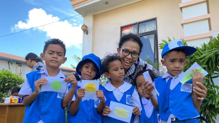 Permainan Sains Ramah Anak pada TPA St. Giulia Salzano School Maumere bersama Tim PKM Unipa.