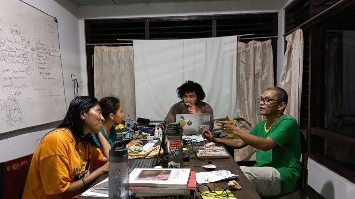 Suasana Persiapan FWF 3 di sekretariat Komunitas KAHE. Tampak ada Armin Bell, Direktur Flores Writers Festival yang juga menjabat sebagai Ketua Yayasan Klub Buku Petra, Ruteng.