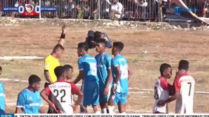 PERTANDINGAN - Pertandingan babak semifinal El Tari Memorial Cup Rote Ndao antara BMP FC Flores Timur vs Bintang Timur FC Atambua di lapangan sepak bola Paulina Haning Bullu Holoama, Rabu, 30 Agustus 2023 sore.